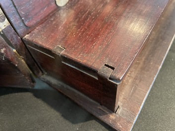 Coffre de toilette en bois aux montures en laiton dor&eacute;, Chine, 19&egrave;me si&egrave;cle