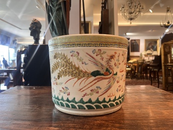 Pot &agrave; rouleaux en porcelaine de Chine famille rose &agrave; d&eacute;cor de dragon et de ph&eacute;nix, 19&egrave;me si&egrave;cle