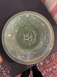 Important plat &agrave; d&eacute;cor de dragon en porcelaine c&eacute;ladon monochrome, Chine ou Vietnam, 19&egrave;me/20&egrave;me si&egrave;cle