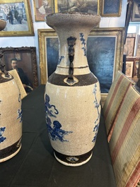 Paire de vases en porcelaine de Chine bleu et blanc dite 'de Nankin' &agrave; d&eacute;cor de lions bouddhistes et d'oiseaux parmi des branches fleuries, 19&egrave;me s.