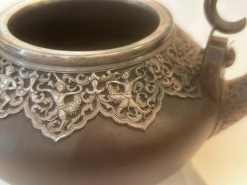 Een diverse collectie porselein en steengoed, China, Vietnam en Thailand, 16de/20ste eeuw