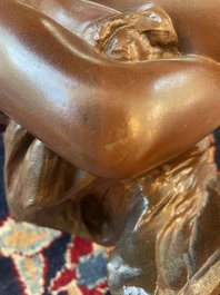 Georges Van der Straeten (1856-1928): Buste de dame, bronze &agrave; patine brune &amp; Reinhold B&ouml;ltzig (1863-1939): 'Fruchtsammlerin', alb&acirc;tre