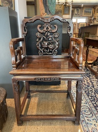 Chaise en bois dur sculpt&eacute; et ajour&eacute;, Chine, 20&egrave;me si&egrave;cle