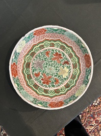 Assiette et vase de forme rouleau en porcelaine de Chine famille verte &agrave; d&eacute;cor floral, Kangxi et post&eacute;rieur