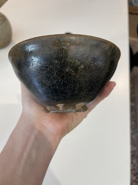 Een diverse collectie vroeg Chinees en Japans steengoed, Song en later