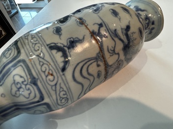 Vase en porcelaine de Chine en bleu et blanc &agrave; d&eacute;cor d'un dragon parmi des nuages, probablement Yuan