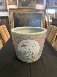 Een Chinese famille rose jardini&egrave;re met vogels tussen bloesemtakken en floraal decor, 19de eeuw