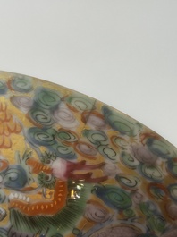 Paire de vols couverts en porcelaine de Chine famille rose de Canton &agrave; d&eacute;cor de dragons, 19&egrave;me si&egrave;cle