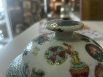 Vase couvert &agrave; d&eacute;cor d'antiquit&eacute;s, un pot couvert et un bol &agrave; d&eacute;cor d'immortels en porcelaine de Chine famille rose, 19&egrave;me si&egrave;cle