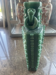 Vase couvert de style archa&iuml;que en pierre dure, Chine, 20&egrave;me si&egrave;cle