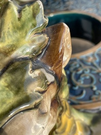 Jardini&egrave;re sur pi&eacute;tement tripode &agrave; d&eacute;cor de mascarons et de griffons en majolique dans le style de Minton, 19&egrave;me/20&egrave;me si&egrave;cle