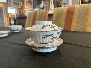 Deux paires de bols couverts sur pied en porcelaine de Chine famille rose &agrave; d&eacute;cor floral et d'oiseaux parmi des branches fleuries, 19&egrave;me si&egrave;cle