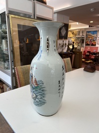 Vase de forme carr&eacute;e en porcelaine de Chine famille rose &agrave; d&eacute;cor de ph&eacute;nix et de fruits 'sanduo', 19&egrave;me si&egrave;cle
