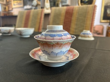 Deux paires de bols couverts sur pied en porcelaine de Chine famille rose &agrave; d&eacute;cor floral et d'oiseaux parmi des branches fleuries, 19&egrave;me si&egrave;cle