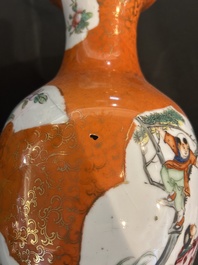 Paire de vases en porcelaine de Chine famille rose &agrave; fond rouge de corail, marque de Qianlong, R&eacute;publique, 20&egrave;me si&egrave;cle