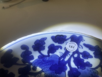 Plat en porcelaine de Chine bleu et blanc &agrave; d&eacute;cor 'sanduo', Kangxi