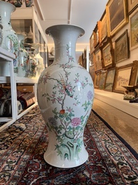 Cinq vases en porcelaine de Chine bleu, blanc et famille rose, 19&egrave;me/20&egrave;me si&egrave;cle