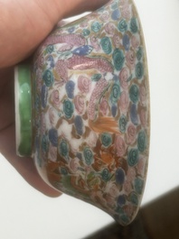 Paire de vols couverts en porcelaine de Chine famille rose de Canton &agrave; d&eacute;cor de dragons, 19&egrave;me si&egrave;cle