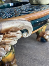Jardini&egrave;re sur pi&eacute;tement tripode &agrave; d&eacute;cor de mascarons et de griffons en majolique dans le style de Minton, 19&egrave;me/20&egrave;me si&egrave;cle