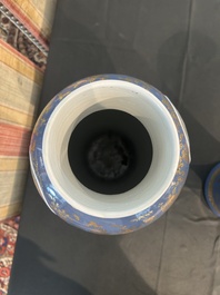 Paire de vases en porcelaine de Chine famille verte sur fond bleu poudr&eacute; &agrave; d&eacute;cor de sc&egrave;nes de palais, 19&egrave;me si&egrave;cle
