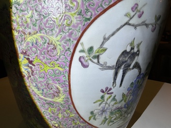 Een Chinese famille rose jardini&egrave;re met vogels tussen bloesemtakken en floraal decor, 19de eeuw