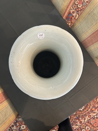 Vase en porcelaine de Chine famille rose sur fond brun capucin &agrave; d&eacute;cor de panneaux roses et turquoise &agrave; d&eacute;cor floral, 19&egrave;me si&egrave;cle