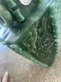 Vase couvert de style archa&iuml;que en pierre dure, Chine, 20&egrave;me si&egrave;cle