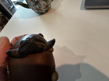 Sept th&eacute;i&egrave;res en porcelaine de Chine bleu, blanc, famille rose, verte et en gr&egrave;s de Yixing, Kangxi et post&eacute;rieur