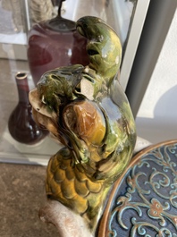 Jardini&egrave;re sur pi&eacute;tement tripode &agrave; d&eacute;cor de mascarons et de griffons en majolique dans le style de Minton, 19&egrave;me/20&egrave;me si&egrave;cle