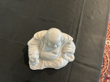 Quatre sculptures de Bouddha et de Guanyin en porcelaine blanc de Chine et famille rose, 19&egrave;me/20&egrave;me si&egrave;cle