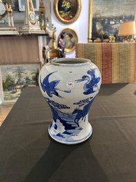 Vase en porcelaine de Chine bleu et blanc &agrave; d&eacute;cor de cerfs et de grues dans un paysage, Kangxi