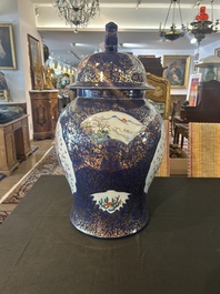 Een paar grote Chinese famille rose vazen met draken en feniksen op blauwe fondkleur, Kangxi merk, 19de eeuw