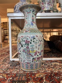 Cinq vases en porcelaine de Chine bleu, blanc et famille rose, 19&egrave;me/20&egrave;me si&egrave;cle
