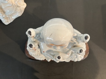 Quatre sculptures de Bouddha et de Guanyin en porcelaine blanc de Chine et famille rose, 19&egrave;me/20&egrave;me si&egrave;cle