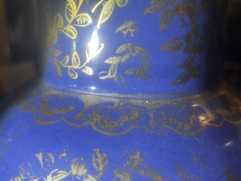 Paire de vases en porcelaine de Chine famille verte sur fond bleu poudr&eacute; &agrave; d&eacute;cor de sc&egrave;nes de palais, 19&egrave;me si&egrave;cle