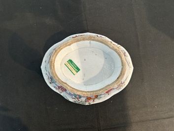 Vase couvert &agrave; d&eacute;cor d'antiquit&eacute;s, un pot couvert et un bol &agrave; d&eacute;cor d'immortels en porcelaine de Chine famille rose, 19&egrave;me si&egrave;cle