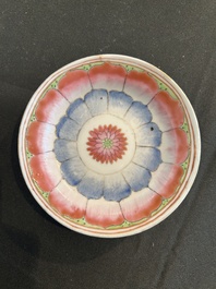 Deux paires de bols couverts sur pied en porcelaine de Chine famille rose &agrave; d&eacute;cor floral et d'oiseaux parmi des branches fleuries, 19&egrave;me si&egrave;cle