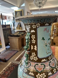 Vase en porcelaine de Chine famille rose sur fond brun capucin &agrave; d&eacute;cor de panneaux roses et turquoise &agrave; d&eacute;cor floral, 19&egrave;me si&egrave;cle