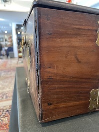Coffre de toilette en bois aux montures en laiton dor&eacute;, Chine, 19&egrave;me si&egrave;cle