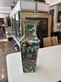 Vase de forme carr&eacute;e en porcelaine de Chine famille rose &agrave; d&eacute;cor de ph&eacute;nix et de fruits 'sanduo', 19&egrave;me si&egrave;cle