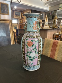 Vase en porcelaine de Chine famille rose sur fond brun capucin &agrave; d&eacute;cor de panneaux roses et turquoise &agrave; d&eacute;cor floral, 19&egrave;me si&egrave;cle