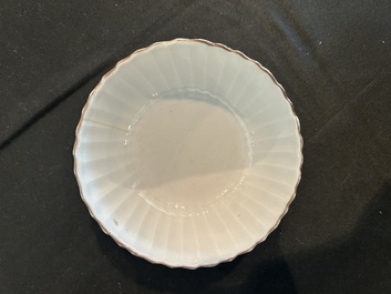 Deux paires de bols couverts sur pied en porcelaine de Chine famille rose &agrave; d&eacute;cor floral et d'oiseaux parmi des branches fleuries, 19&egrave;me si&egrave;cle