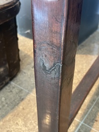 Chaise en bois dur sculpt&eacute; et ajour&eacute;, Chine, 20&egrave;me si&egrave;cle
