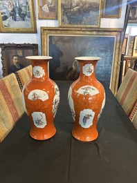 Paire de vases en porcelaine de Chine famille rose &agrave; fond rouge de corail, marque de Qianlong, R&eacute;publique, 20&egrave;me si&egrave;cle