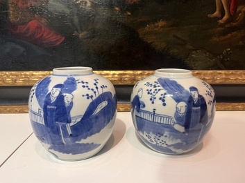 Trois vases en porcelaine de Chine bleu et blanc et un pot qianjiang cai &agrave; d&eacute;cor d'antiquit&eacute;s, 19&egrave;me/20&egrave;me si&egrave;cle