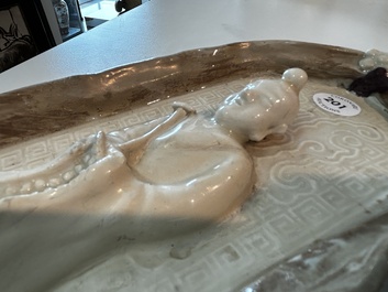 Plaque d'autel &agrave; d&eacute;cor d'immortel en blanc de Chine du Fujian, fin de la dynastie Ming