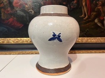 Trois vases en porcelaine de Chine bleu et blanc et un pot qianjiang cai &agrave; d&eacute;cor d'antiquit&eacute;s, 19&egrave;me/20&egrave;me si&egrave;cle