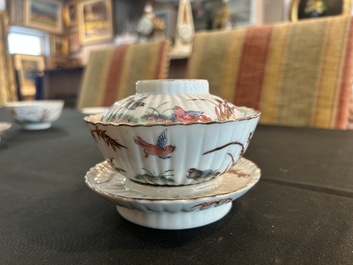 Deux paires de bols couverts sur pied en porcelaine de Chine famille rose &agrave; d&eacute;cor floral et d'oiseaux parmi des branches fleuries, 19&egrave;me si&egrave;cle