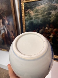 Trois vases en porcelaine de Chine bleu et blanc et un pot qianjiang cai &agrave; d&eacute;cor d'antiquit&eacute;s, 19&egrave;me/20&egrave;me si&egrave;cle