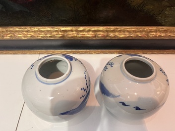 Trois vases en porcelaine de Chine bleu et blanc et un pot qianjiang cai &agrave; d&eacute;cor d'antiquit&eacute;s, 19&egrave;me/20&egrave;me si&egrave;cle